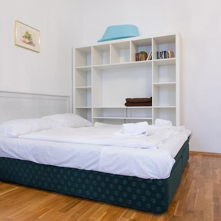 Central Garden Apartments Виена Стая снимка