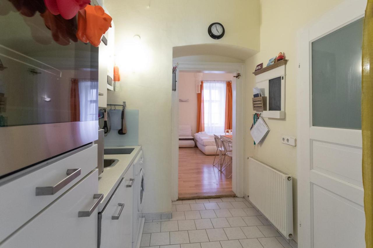 Central Garden Apartments Виена Стая снимка