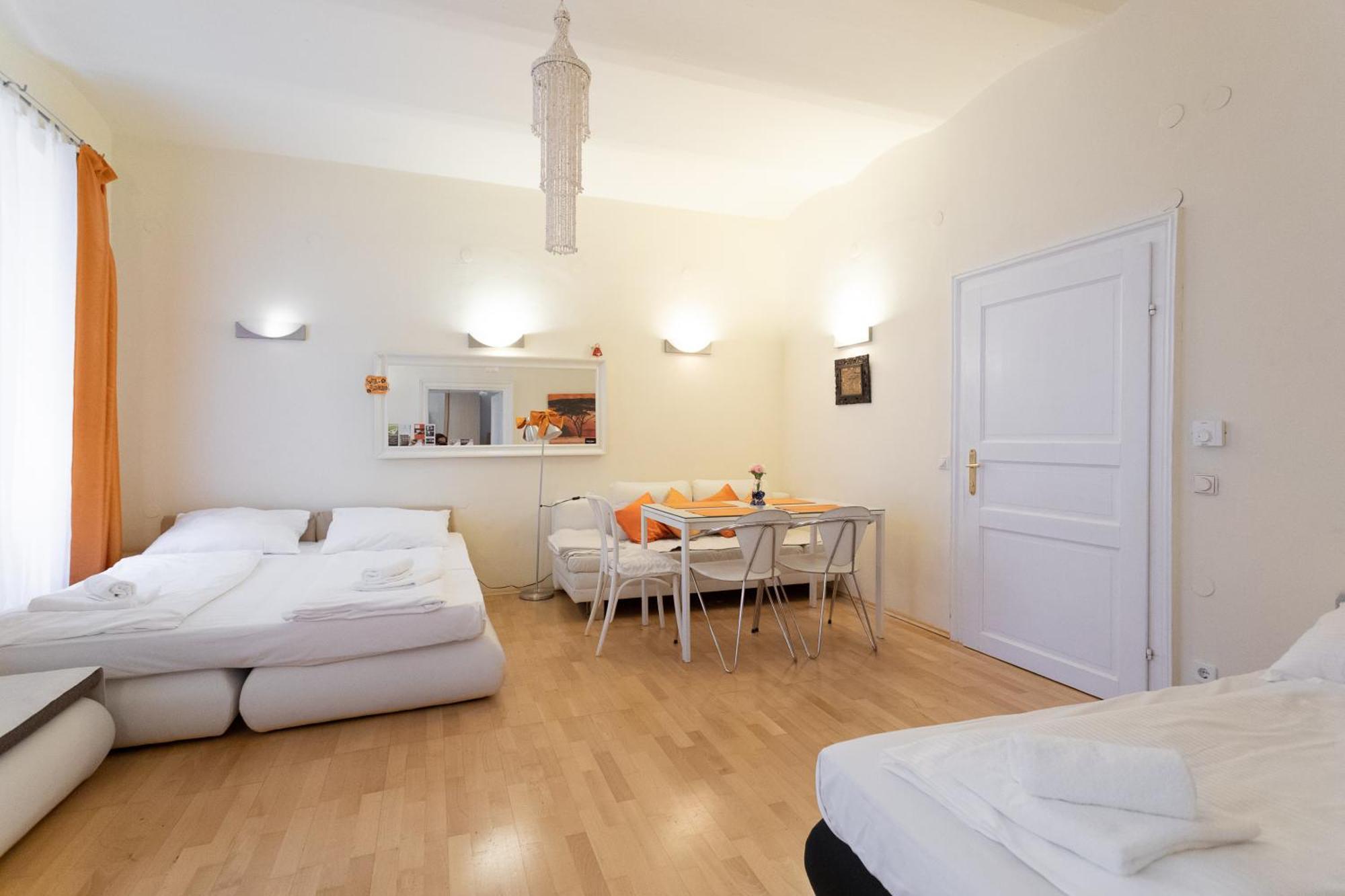 Central Garden Apartments Виена Стая снимка
